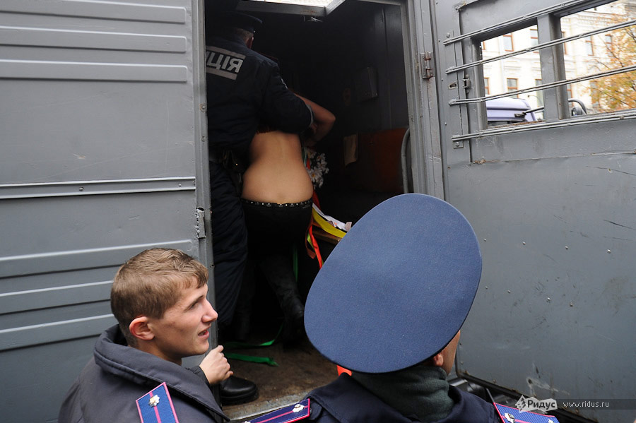 Акция FEMEN во время оглашения приговора Юлии Тимошенко. © Сергей Полежака/Ridus.ru