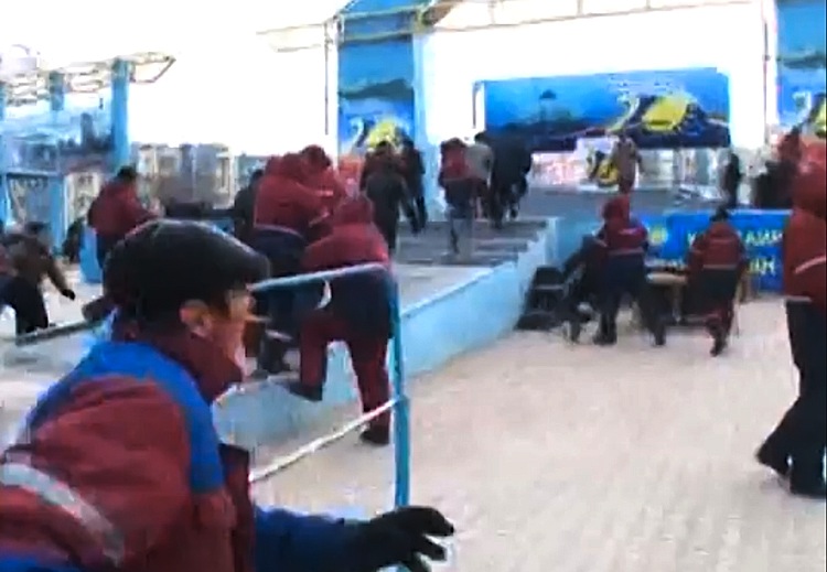 Массовые беспорядки в Казахстане на площади в Жанаозене. Кадр из видеоролика передачи в Youtube. © Телеканал «K+»