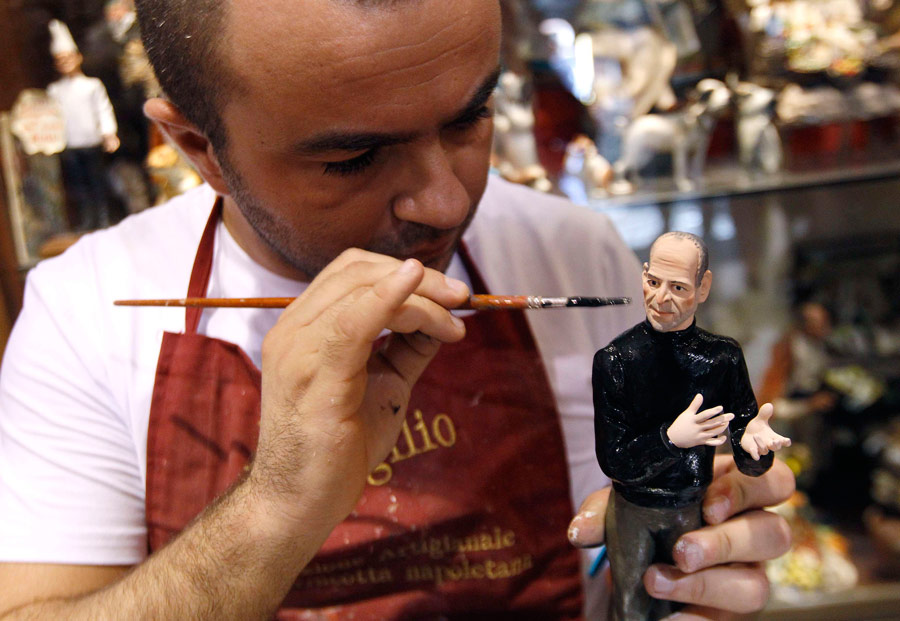 Неаполитанский художник в своем салоне разрисовывает фигурку Стива Джобса. © Ciro De Luca/Reuters