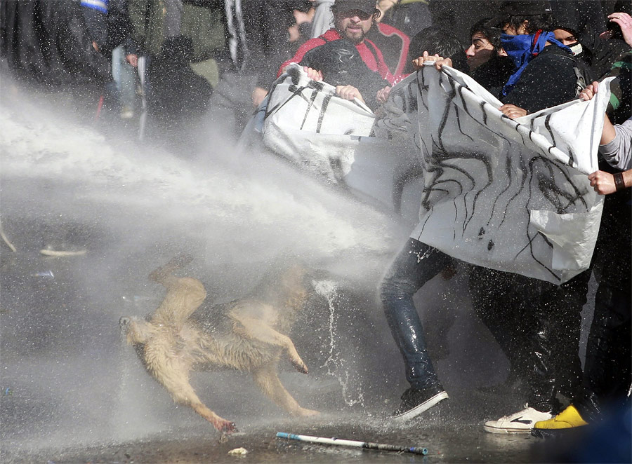 Разгон демонстрации в Сантьяго. © Ivan Alvarado/Reuters