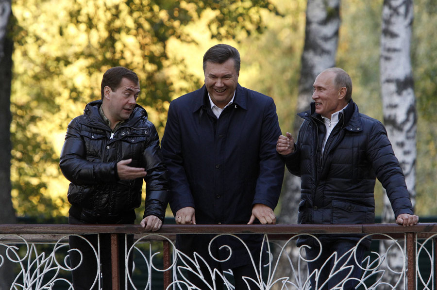 Медведев, Янукович и Путин в Завидово 24 сентября. Фото REUTERS/Sergei Karpukhin