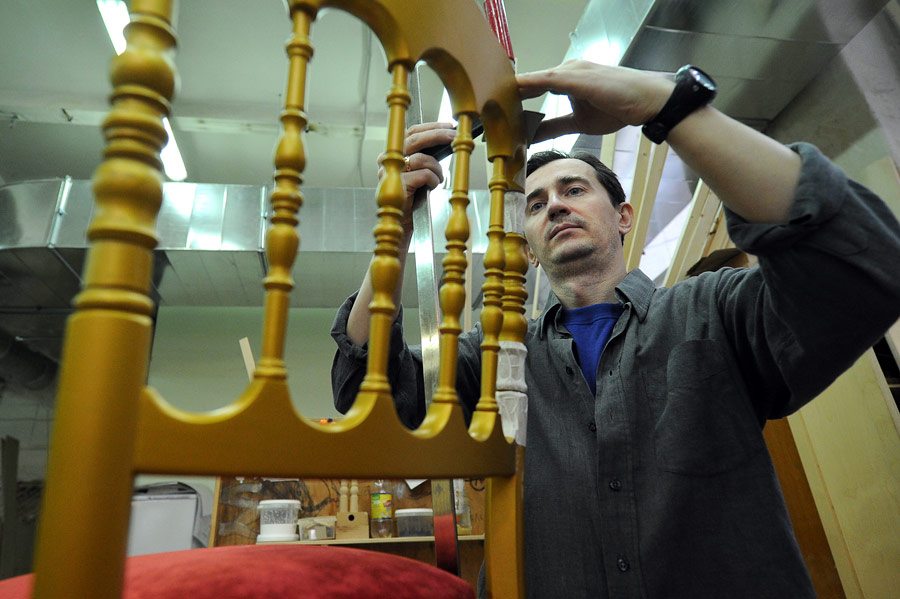 Изготовление декоративного стула в столярной мастерской Государственного академического Большого театра. © Валерий Шарифулин/ИТАР-ТАСС