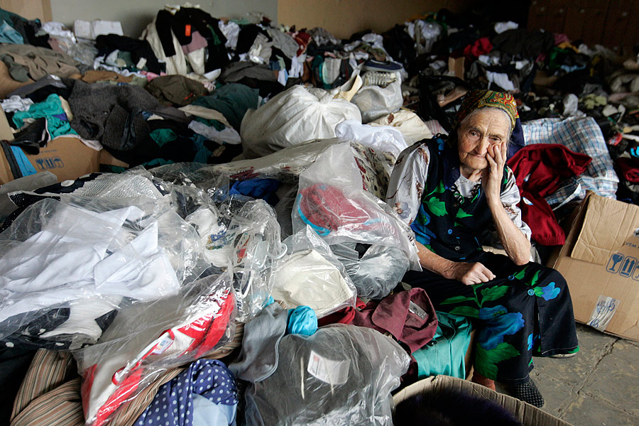 Жительница Цхинвали на складе одежды, присланной в качестве гуманитарной помощи. Архивное фото (август 2009 года). © Эдуард Корниенко/Reuters