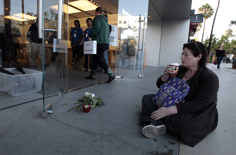 Женщина у магазина Apple Store в Санта-Монике в Калифорнии. © Lucy Nicholson/Reuters