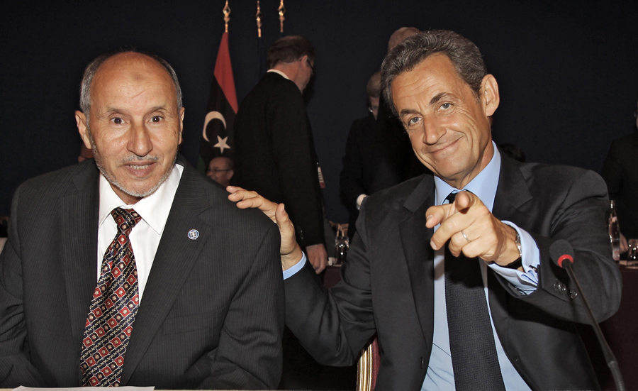 Николя Саркози, президент Франции и Мустафа Абдель Джалиль, председатель НПС на встрече в Париже. (c) Reuters/BENOIT TESSIER