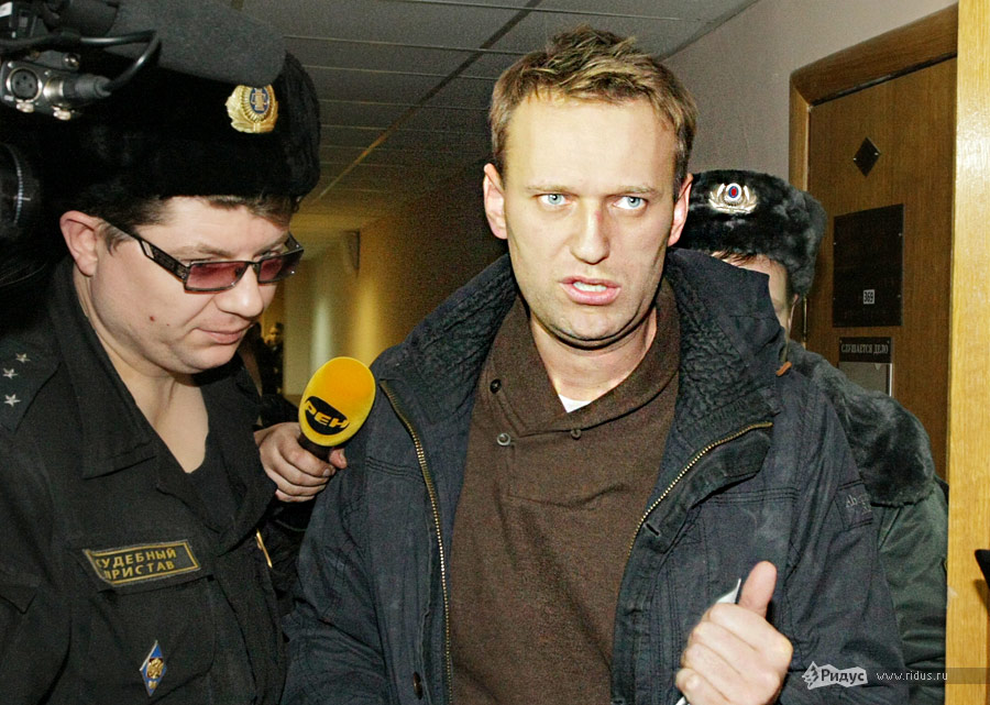 Алексея Навального сопровождают сотрудники суда. © Антон Тушин/Ridus.ru