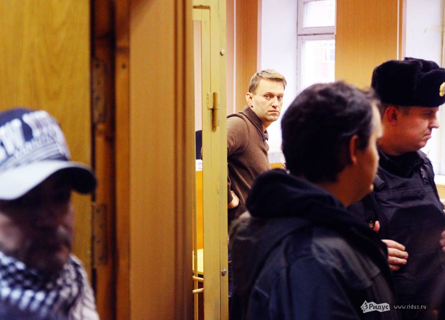 Алексей Навальный (в центре, на дальнем плане) в зале Тверского суда 7 декабря 2011 года. © Антон Тушин/Ridus.ru