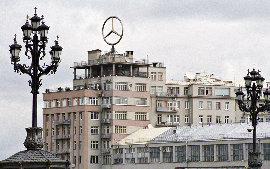 Логотип Mercedes исчез с крыши «Дома на набережной». Анимация на основе фотографии Руслана Кривобока/РИА Новости