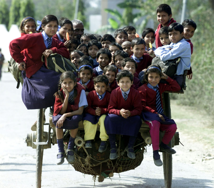 Индийские дети едут домой из школы на окраине Нью-Дели. © Pawel Kopcznski/Reuters