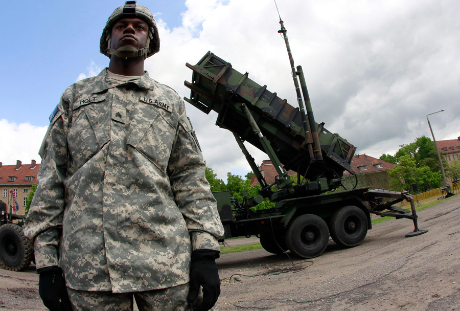 Солдат армии США у мобильной пусковой установки ракет класса земля-воздух «Patriot» в Польше. © Peter Andrews/Reuters