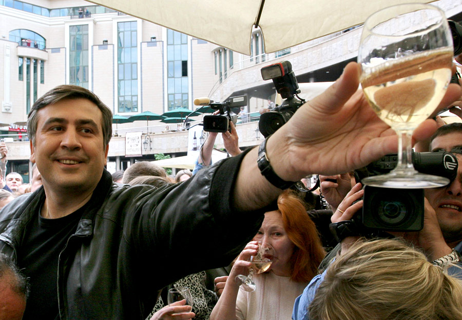 Михаил Саакашвили с бокалом грузинского вина. © Владимир Синдеев/ИТАР-ТАСС