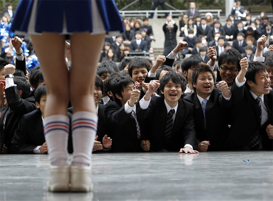 Японские школьники во время выступления команды чирлидерш в Токио. © Kim Kyung-Hoon/Reuters