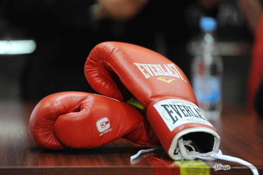 Боксерские перчатки лежат на столе во время пресс-конференции. © Антон Белицкий/Ridus.ru