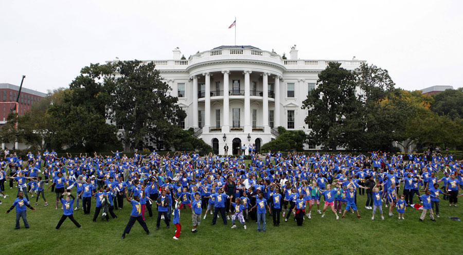 Рекордсмены на поляне перед Белым домом. © YURI GRIPAS/Reuters