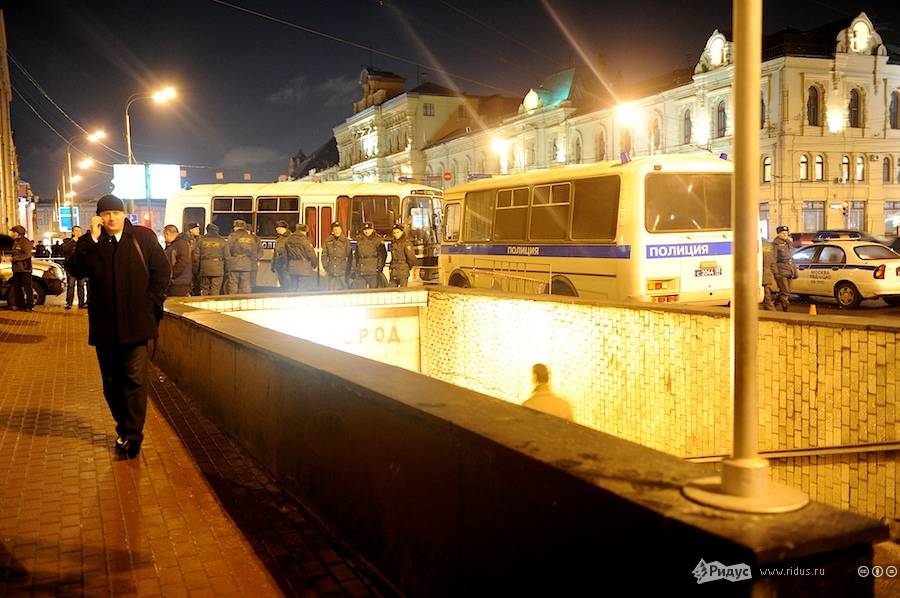 Флешмоб за отмену результатов выборов в Госдуму на Старой площади в Москве 19 декабря 2011 года. © Антон Белицкий/Ridus.ru