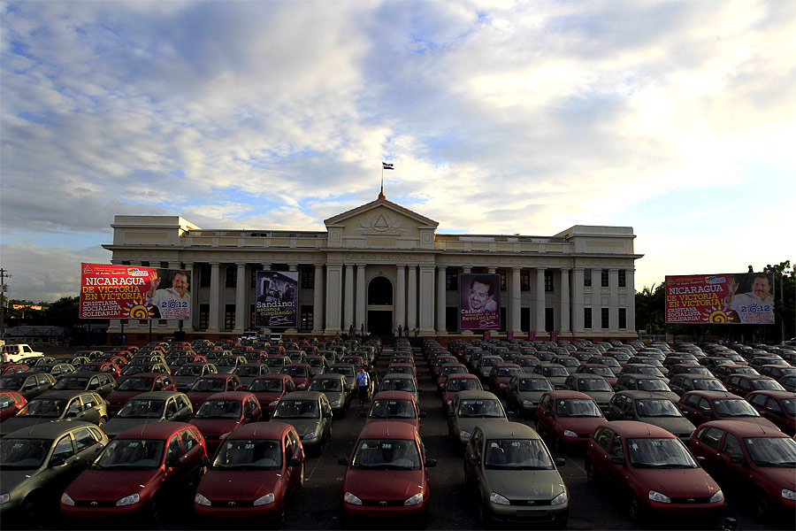 Автомобили «Лада Калина» на площади Революции в Манагуа. © Oswaldo Rivas/Reuters