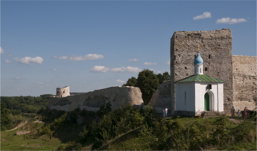 Изборская крепость и Корсунская часовня