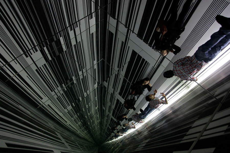 Посетители арт-галереи в Окленде отражаются в зеркалах инсталляции «Окружающая среда 3» художника Люка Пире. © Stefan Wermuth/Reuters