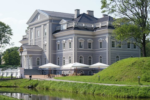 Трёхэтажное здание центра выстроено в стиле русского классицизма, и сильно напоминает русские дворянские усадьбы XIX века.