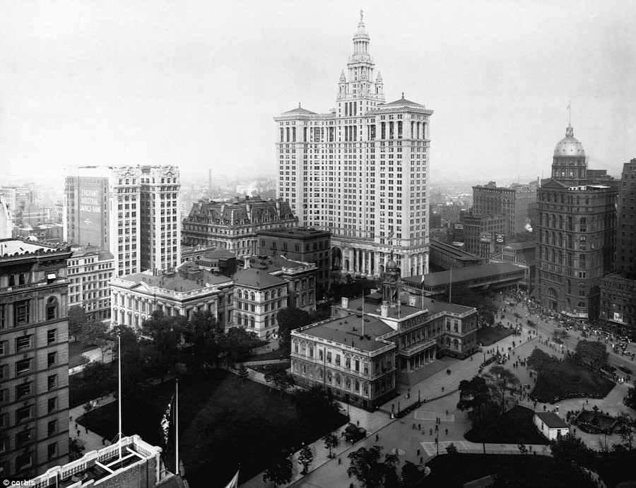 An overview of City Hall in City Hall Park with the Old New York Courthouse in the background, taken in 1915