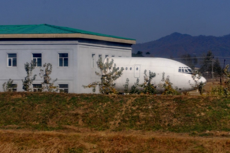 Носовая часть Ил-62 у административного здания в аэропорту Пхеньян