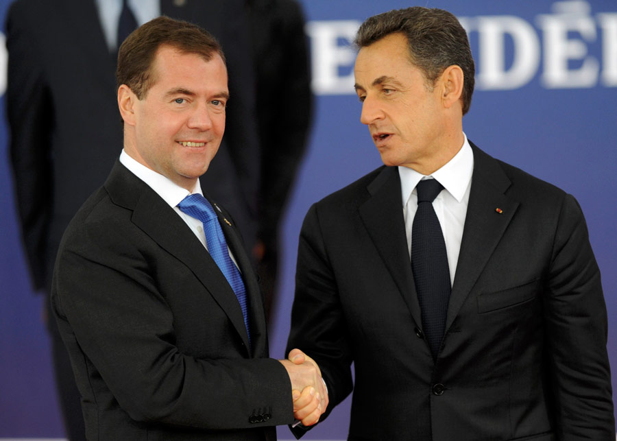 Дмитрий медведев (слева) и Николя Саркози (справа) на саммите «Большой двадцатки» в Каннах. © Pool/Stefan Rousseau/Reuters
