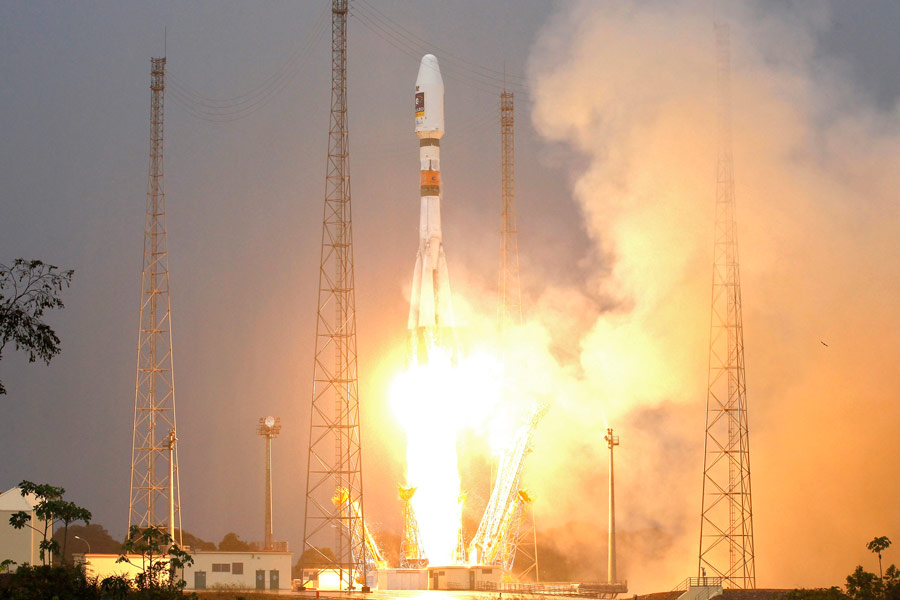 Запуск ракеты-носителя «Союз-СТ» с площадки Куру (Французская Гвинея). © Benoit Tessier/Reuters