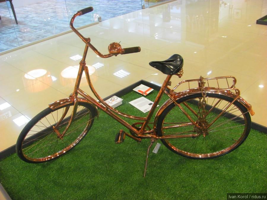 Барт Ван Хиис «Медный велосипед».  Барт Ван Хиис воссоздал один из самых архетипичных велосипедов, знакомых голландцам. Этот велосипед, известный в Голландии как «Бабушкин велик», а в остальном мире – как «голландский велосипед», не менялся уже больше ста лет и может считаться самым успешным городским велосипедом в Нидерландах. Даже голландская королева на нем каталась! Кроме этого, в Голландии существует традиция консервировать индивидуально ценные вещи путем покрытия их слоем меди. Известным ее примером может послужить покрытие медью первого башмачка ребенка. Соединив эти две традиции, Ван Хиис дает зрителю образ культурного и сентиментальной ценности «голландского велосипеда» для Нидерландов. Закованный в медь, велосипед со временем меняет цвет. Вместо ржавления, как «голландские велосипеды» разбросанные по Нидерландах, с течением времени он станет ещё красивее. Он, словно медная статуя, напоминает о нашем культурном наследии.   