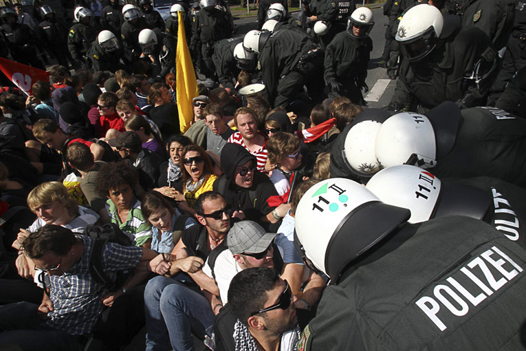Полиция арестовала около 300 представителей леворадикальной молодежи. © Reuters