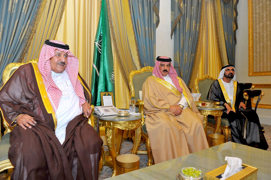 Абдель Азиз Аль Сауд (слева), король Бахрейна и наследный принц Арабских Эмиратов на церемонии назначения наследного принца Саудовской Аравии. ©Reuters