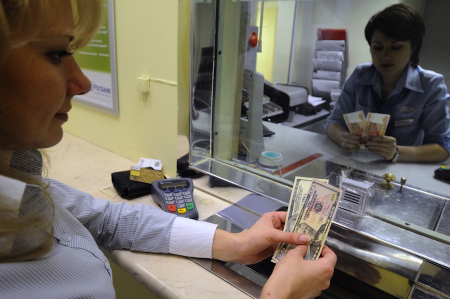Клиент у кассы в банке. © Денис Абрамов/ИТАР-ТАСС