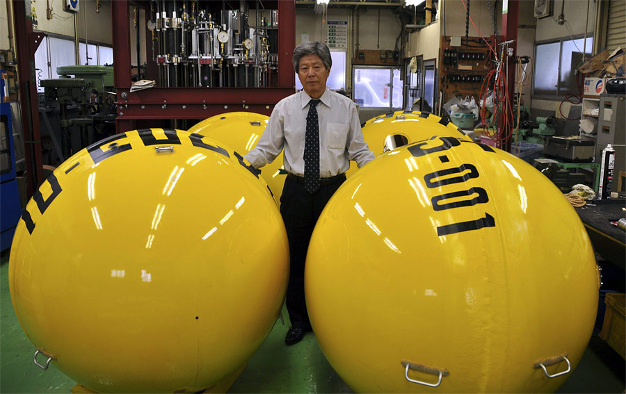 Сёдзи Танака на складе спасательных капсул японской компании Cosmo Power. © Oh Hyun/Reuters