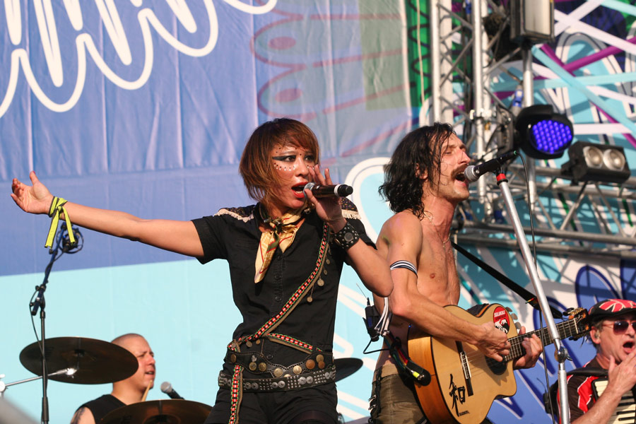 Участники американской группы «Gogol Bordello» во время выступления на рок-фестивале «Сотворение мира» в Казани. © Алексей Насыров/ИТАР-ТАСС