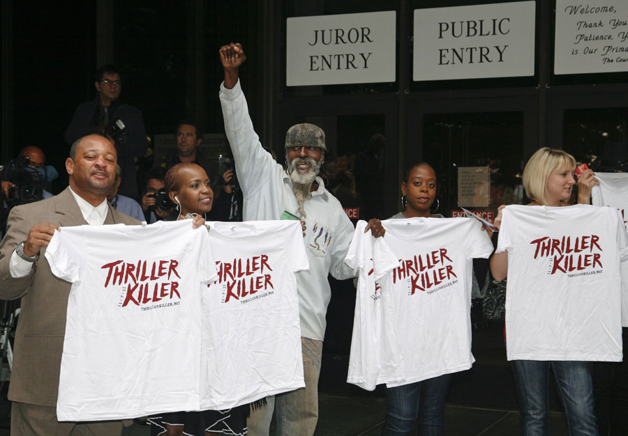 Поклонники Майкла Джексона ожидают вынесения судом приговора. © JASON REDMOND/Reuters