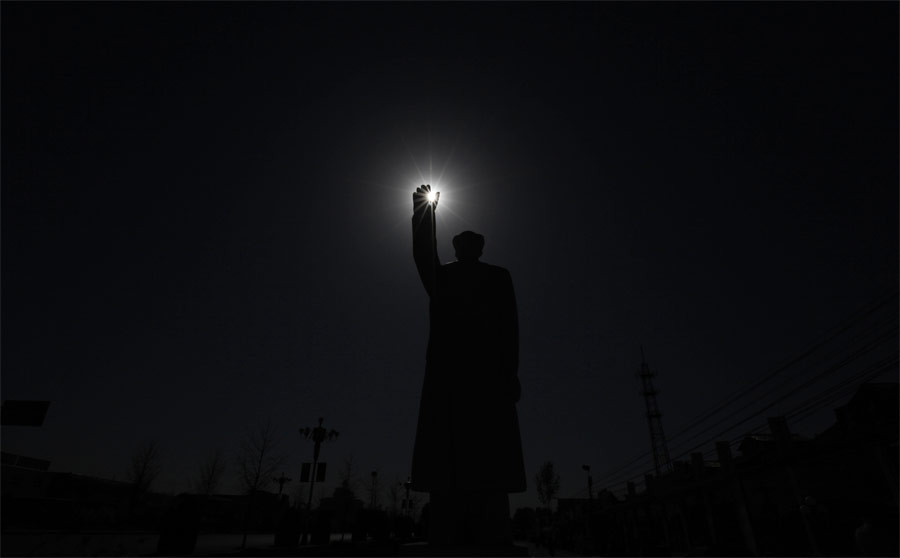 Статуя Мао Цзэдуна на фабрике неподалеку от Пекина. © Jason Lee/Reuters