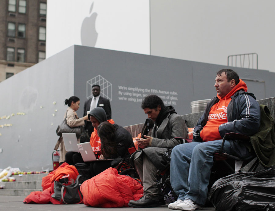 Очередь перед Apple Store на Пятой авеню в Нью-Йорке. © BRENDAN MCDERMID/Reuters