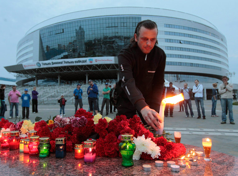 В Минске у спортивного комплекса жители приносят цветы в память о погибших. © Reuters / Vasily Fedosenko
