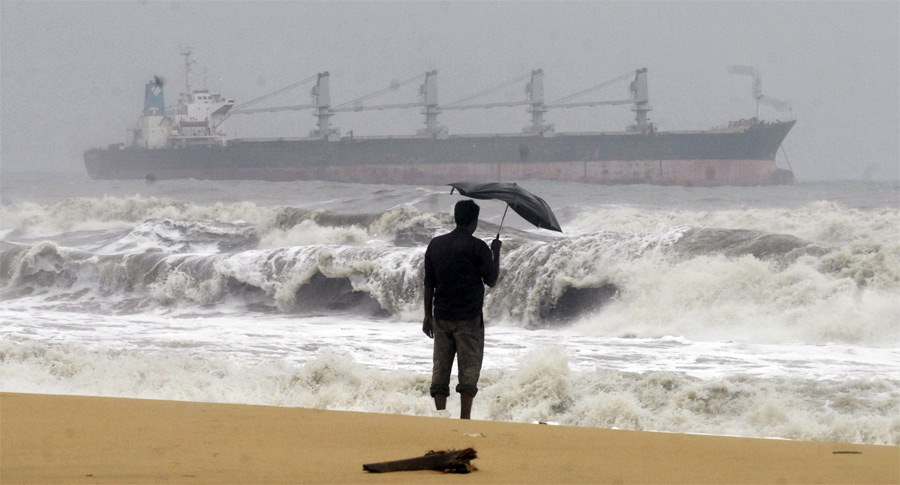 Местный житель смотрит на неспокойный океан у побережья индийского штата Тамил-Наду после прохождения циклона Тан. © Babu/Reuters