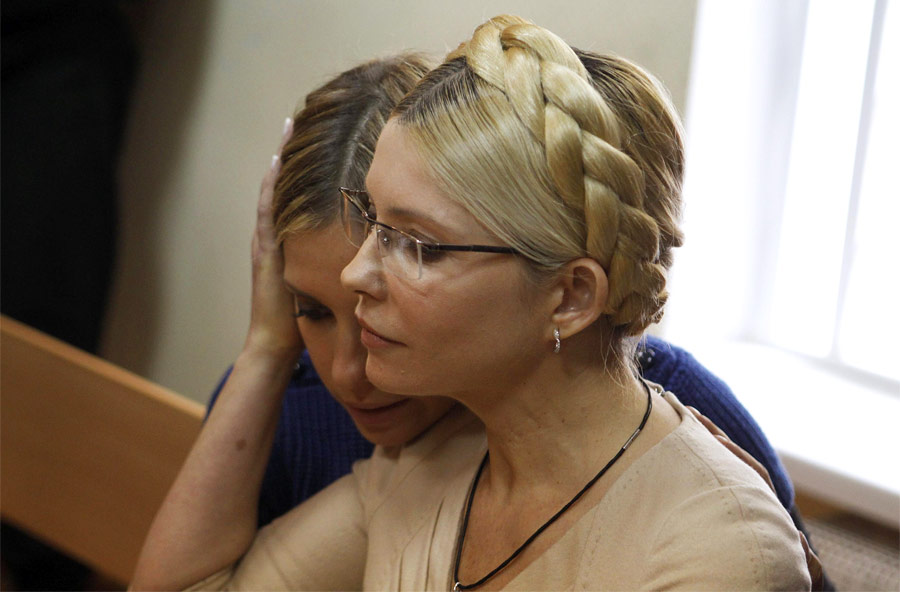 Юлия Тимошенко с дочерью Евгенией в зале суда. © Глеб Гаранич/Reuters