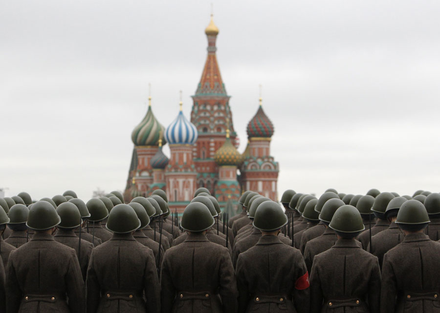Военнослужащие в исторической форме на репетиции парада перед собором Василия Блаженного. © Денис Синяков/Reuters