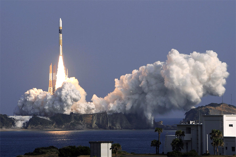 Ракета H-2A с японским спутником-шпионом на борту взлетает с космодрома Танэгасима в Японии. © Kyodo/Reuters