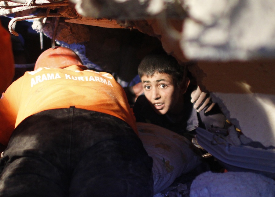 13-летнего подростка достают из-под завалов в турецком городе Ван. © Umit Bektas/Reuters