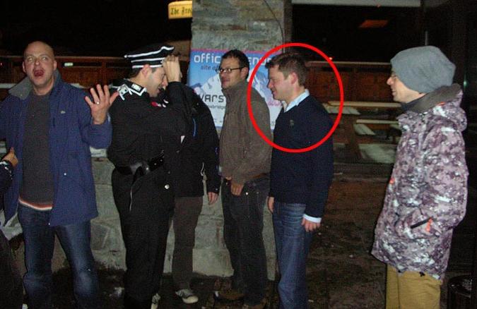 Айдан Берли (в центре) рядом с человеком в нацистской форме.