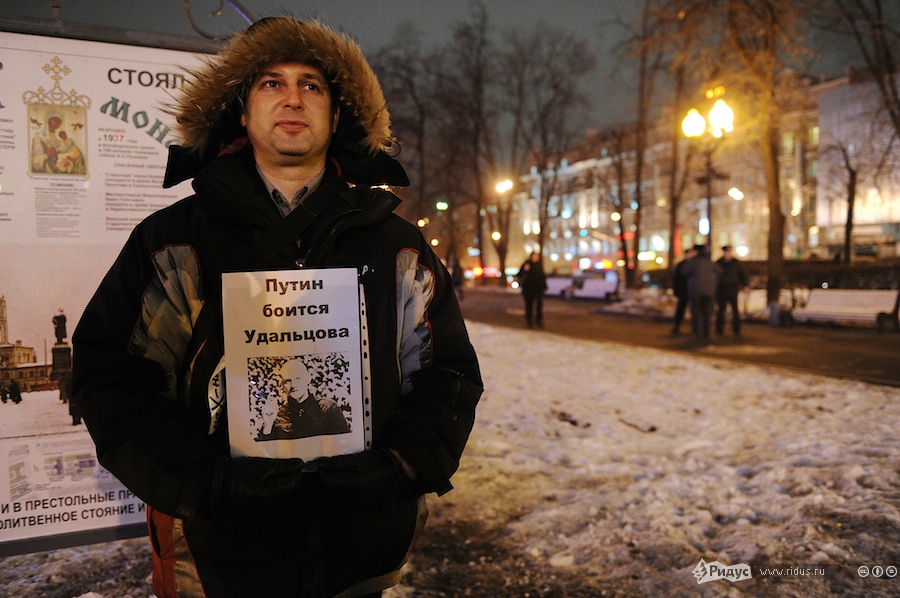 Участник акции в защиту Сергея Удальцова на Пушкинской площади в Москве 29 декабря 2011 года. © Антон Белицкий/Ridus.ru