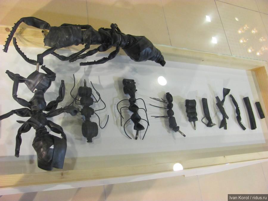 Хедвиг Хюлзхов «Эволюция Муравьев».  Хедвиг Хюлзхов в 2008 окончила Академию Дизайна в Эйндховене, защитив проект «Эволюция Муравьев». Эти десять муравьев созданы из велосипедных шин. Время на произведение каждого варьировалось от одной секунды до десяти часов.   