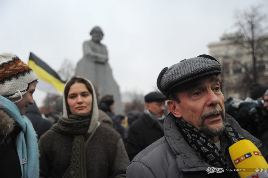 Лев Пономарев среди демонстрантов направляется в сторону Болотной площади. © Василий Максимов/Ridus.ru