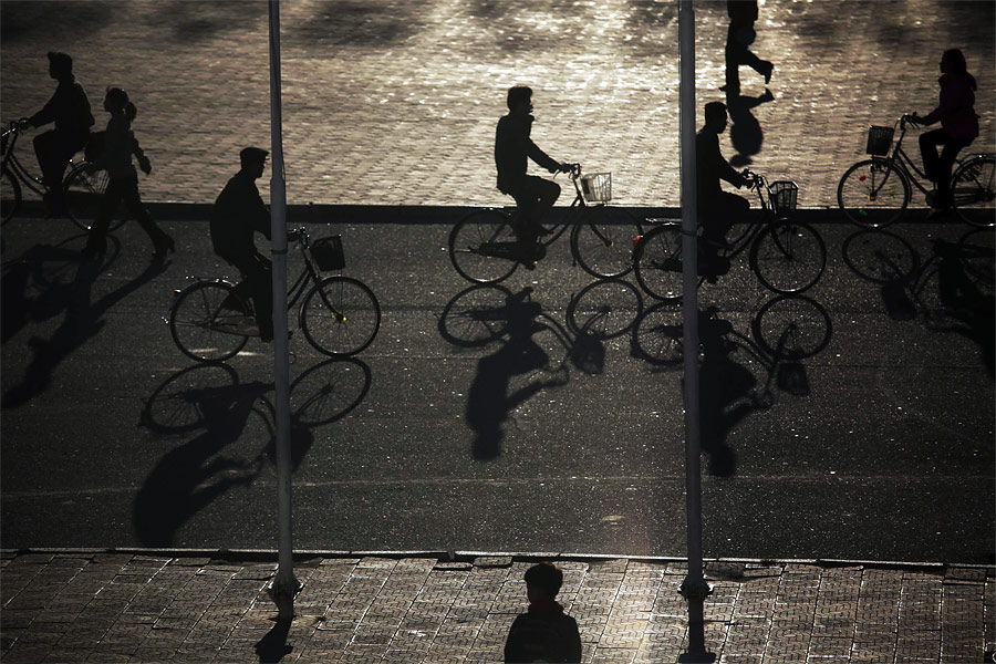 Велосипедисты на улице Хэджу. © Damir Sagolj/Reuters
