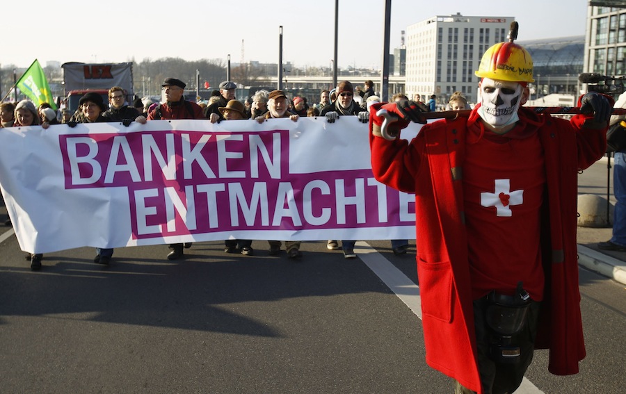 Участники акции протеста в Берлине, 12 ноября 2011 г. © Pawel Kopczynski/Reuters