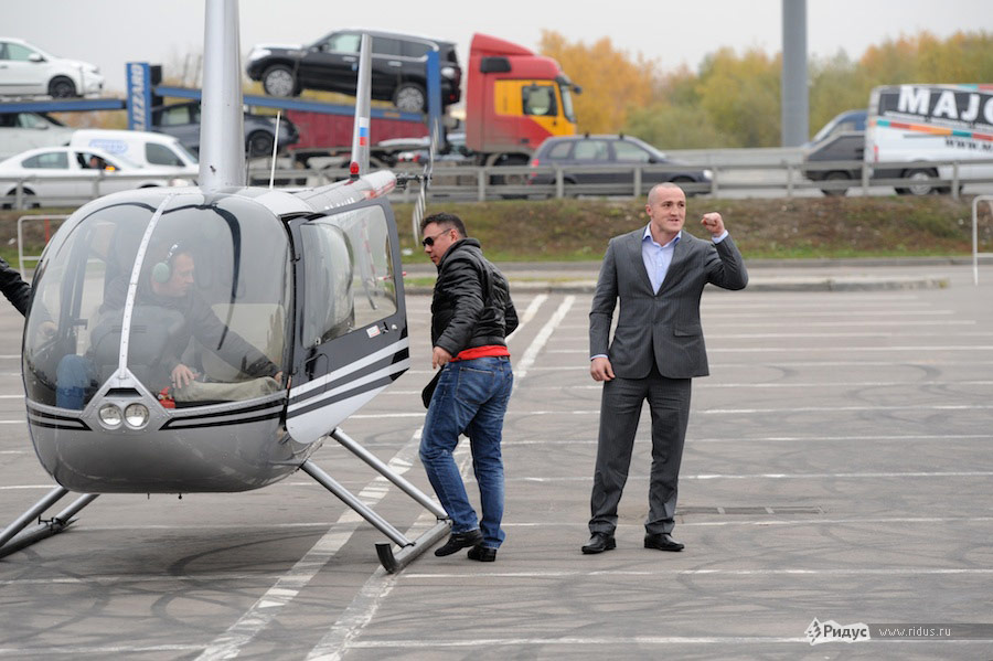 Денис Лебедев, выходя из вертолета, приветствует встречающих. © Антон Белицкий/Ridus.ru
