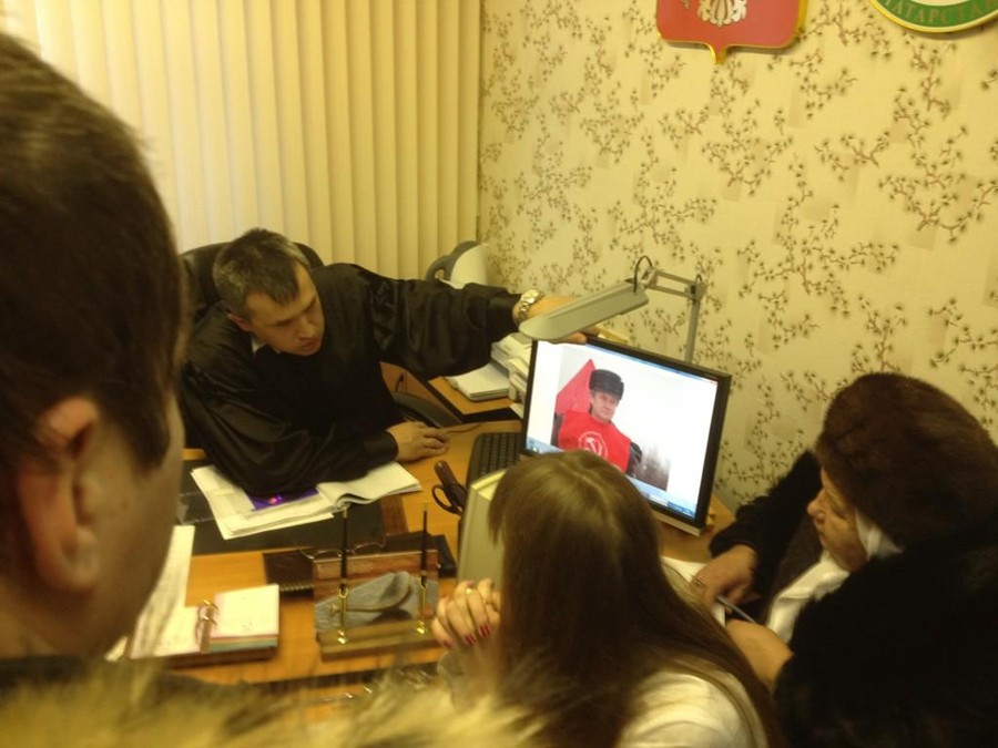 Суд изучает фото и видеоматериалы. На экране фото И.Массарова, чей сын погиб в Чечне.